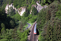 Bahnstrecke im oberen Pegnitztal mit Rotem Felsen im Hintergrund