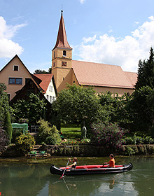 Kirche Velden mit Kanufahrer auf der Pegnitz im Vordergrund